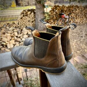 Blundstone Men's Brown Leather Chukka Boots with Black Elastic